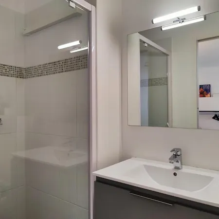 Les Saints Peres Pres Du Vieux Port *