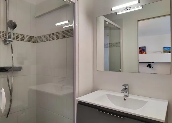 Les Saints Peres Pres Du Vieux Port *