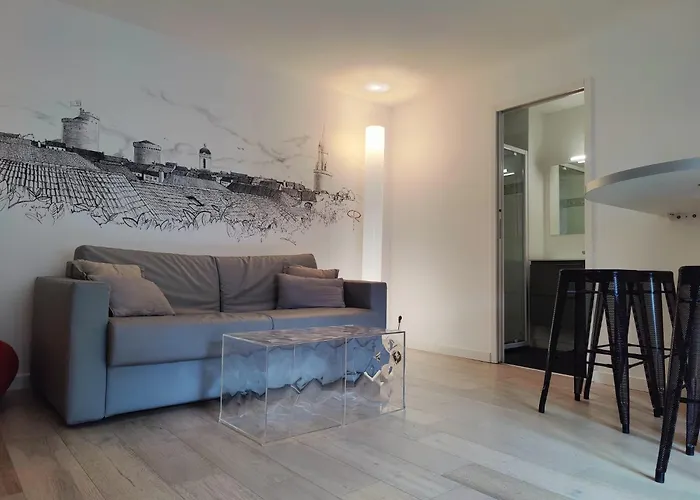 Les Saints Peres Pres Du Vieux Port *